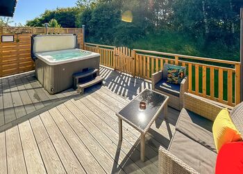 Sunset Spa - Raywell Hall Country Lodges, Raywell, Beverley