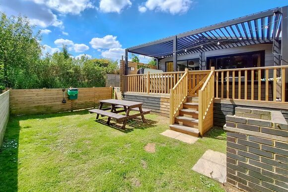 Spa Escape (Pet Garden & EV charger) - Raywell Hall Country Lodges, Raywell, Beverley
