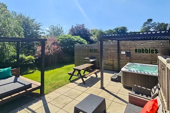 Spa Radiance (EV charger) - Raywell Hall Country Lodges, Raywell, Beverley