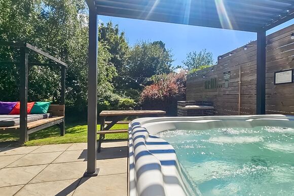 Spa Radiance (EV charger) - Raywell Hall Country Lodges, Raywell, Beverley