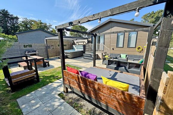 Spa Jubilation (Pet Garden) - Raywell Hall Country Lodges, Raywell, Beverley