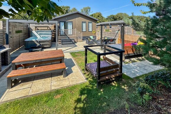 Spa Jubilation (Pet Garden) - Raywell Hall Country Lodges, Raywell, Beverley