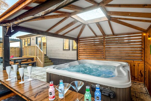 Spa Ovation - Raywell Hall Country Lodges, Raywell, Beverley
