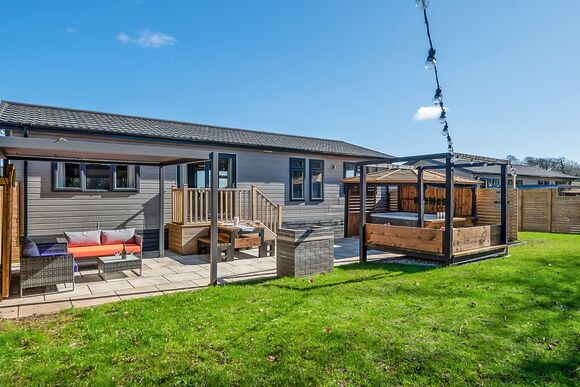 Spa Ovation - Raywell Hall Country Lodges, Raywell, Beverley
