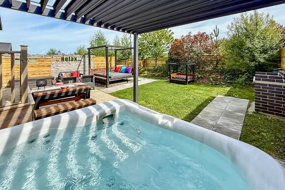 Wolds View Spa (Pet Garden) - Raywell Hall Country Lodges, Raywell, Beverley