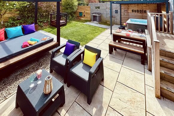 Wolds View Spa (Pet Garden) - Raywell Hall Country Lodges, Raywell, Beverley