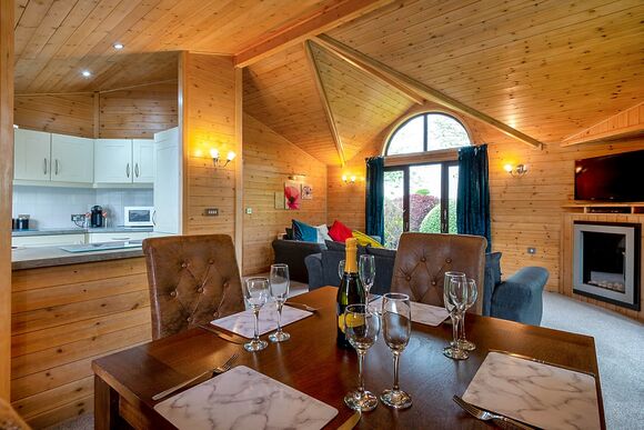 Amblewood Spa (Pet) - Raywell Hall Country Lodges, Raywell, Beverley