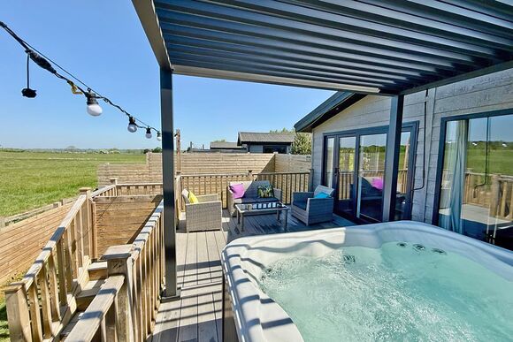 Spa Lookout (Pet Garden) - Raywell Hall Country Lodges, Raywell, Beverley