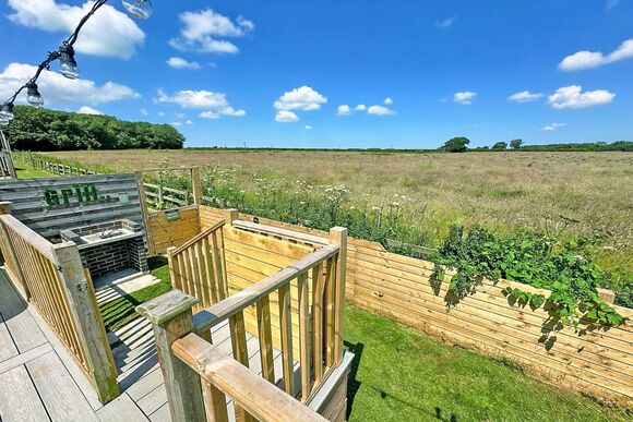 Spa Lookout (Pet Garden) - Raywell Hall Country Lodges, Raywell, Beverley