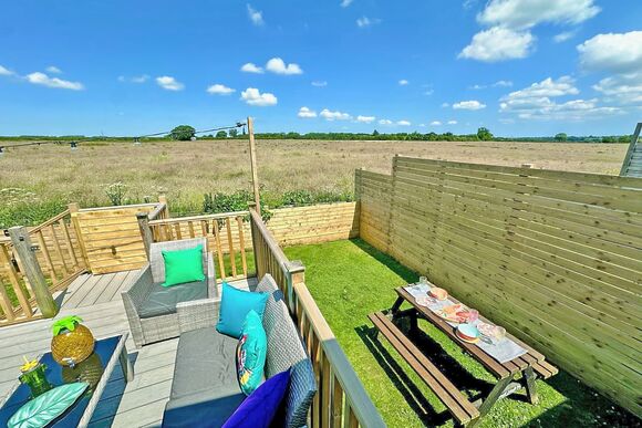 Spa Lookout (Pet Garden) - Raywell Hall Country Lodges, Raywell, Beverley