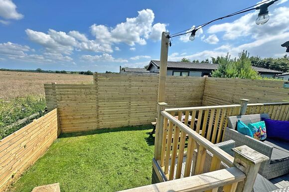 Spa Lookout (Pet Garden) - Raywell Hall Country Lodges, Raywell, Beverley