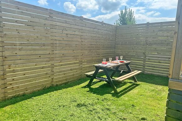 Spa Lookout (Pet Garden) - Raywell Hall Country Lodges, Raywell, Beverley