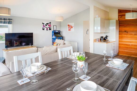 Spa Lookout (Pet Garden) - Raywell Hall Country Lodges, Raywell, Beverley