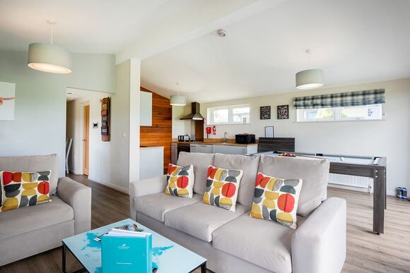 Spa Lookout (Pet Garden) - Raywell Hall Country Lodges, Raywell, Beverley