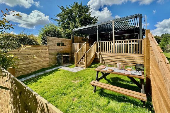 Beechwood Spa (Pet Garden) - Raywell Hall Country Lodges, Raywell, Beverley
