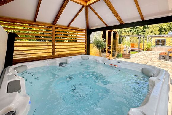 Spa Sensation (Sauna & Hot Tub) - Raywell Hall Country Lodges, Raywell, Beverley