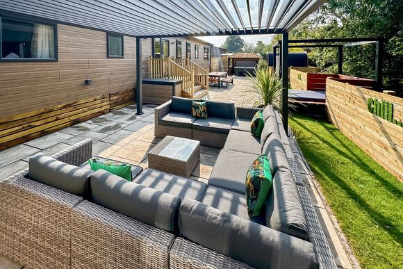 Spa Sensation (Sauna & Hot Tub) - Raywell Hall Country Lodges, Raywell, Beverley