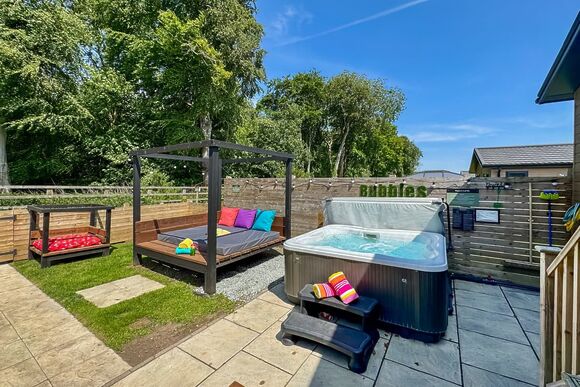 Nut Wood Spa (Pet Garden) - Raywell Hall Country Lodges, Raywell, Beverley