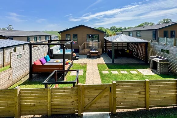 Nut Wood Spa (Pet Garden) - Raywell Hall Country Lodges, Raywell, Beverley