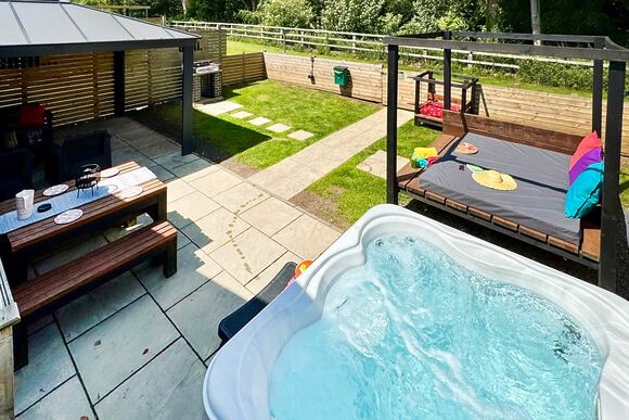 Nut Wood Spa (Pet Garden) - Raywell Hall Country Lodges, Raywell, Beverley
