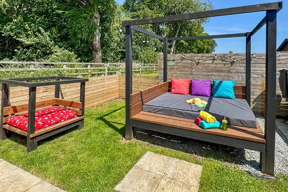 Nut Wood Spa (Pet Garden) - Raywell Hall Country Lodges, Raywell, Beverley