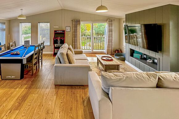 Nut Wood Spa (Pet Garden) - Raywell Hall Country Lodges, Raywell, Beverley