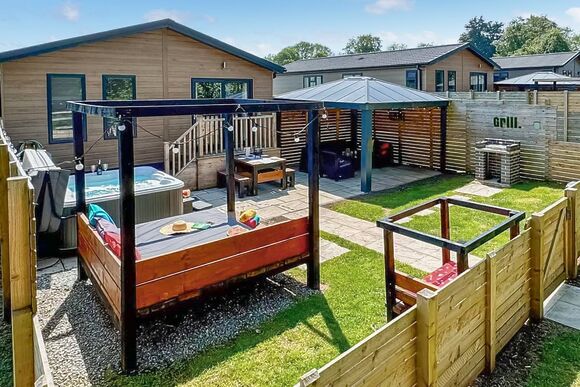 Fernwood Spa (Pet Garden) - Raywell Hall Country Lodges, Raywell, Beverley