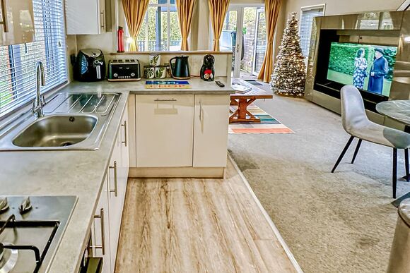 Spa Retreat (Pet Garden) - Raywell Hall Country Lodges, Raywell, Beverley