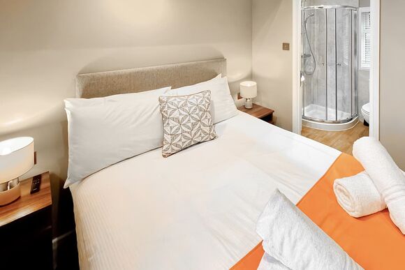 Spa Retreat (Pet Garden) - Raywell Hall Country Lodges, Raywell, Beverley