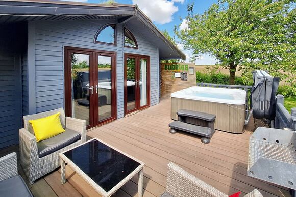 Larchwood Spa (Pet Garden) - Raywell Hall Country Lodges, Raywell, Beverley