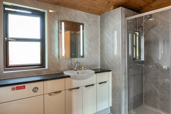 Larchwood Spa (Pet Garden) - Raywell Hall Country Lodges, Raywell, Beverley