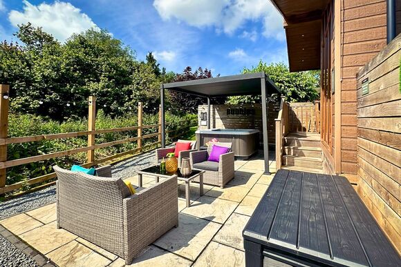 Spa Hideaway - Raywell Hall Country Lodges, Raywell, Beverley