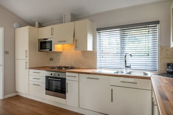 Spa Hideaway - Raywell Hall Country Lodges, Raywell, Beverley