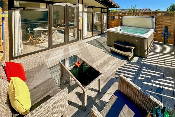 Sunset Spa - Raywell Hall Country Lodges, Raywell, Beverley