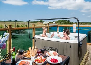 Cedar Lakeside 8+ Log Cabin - Ream Hills Holiday Park, Weeton, Fylde Coast