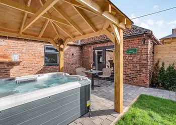 Cedar Cottage - Redbrick Woodland Lodges, Edwinstowe