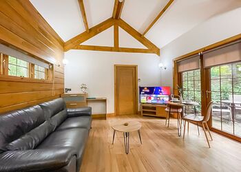 Chestnut Cabin - Redbrick Woodland Lodges, Edwinstowe