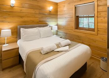 Chestnut Cabin - Redbrick Woodland Lodges, Edwinstowe