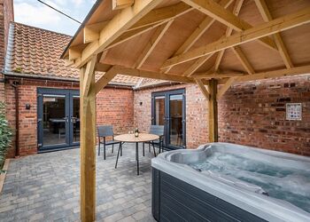 Loxley Cottage - Redbrick Woodland Lodges, Edwinstowe