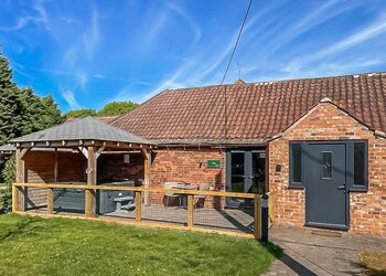 Pine Cottage - Redbrick Woodland Lodges, Edwinstowe