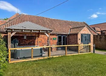 Pine Cottage - Redbrick Woodland Lodges, Edwinstowe