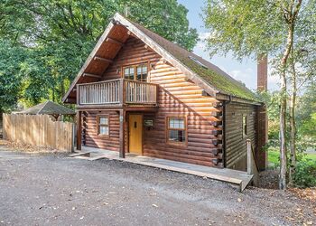 Sherwood Lodge - Redbrick Woodland Lodges, Edwinstowe