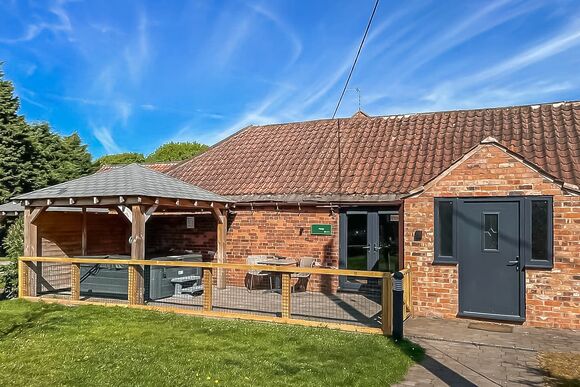Pine Cottage - Redbrick Woodland Lodges, Edwinstowe