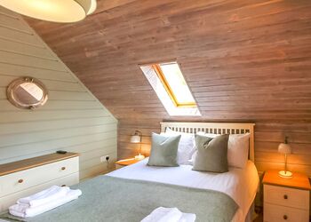 Kestrel VIP, Kestrel VIP (Pet) - Penrhos Park, Llanrhystud, Cardiganshire