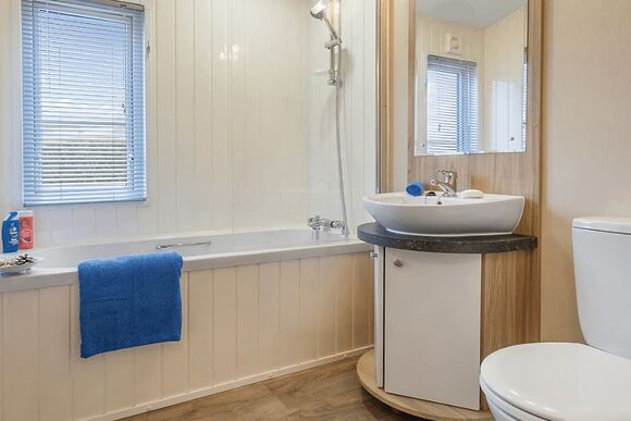 Limetree Lodge 3 Hot Tub (Pets Welcome) - Riverside Leisure Park, Wooler