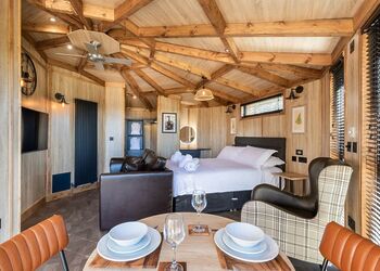Hartington Treehouses - Rivendale Lodge Retreat, Ashbourne