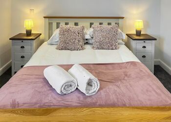 Robin1 Bed House Pet - Rookery Manor Cottages, Edingworth, Weston-super-Mare