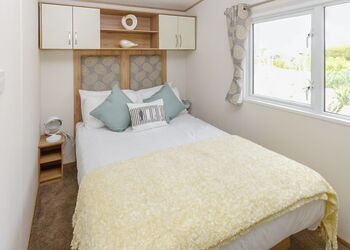 6 Berth Luxury Caravan 3 Bed with Hot Tub A (Pet) - The Lakes Rookley, Rookley Village