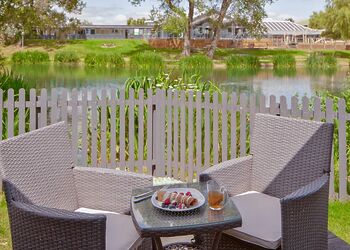 Exclusive Island Cottage Lakeside 4 Berth HotTub - The Lakes Rookley, Rookley Village