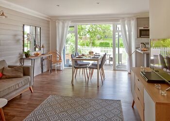 Exclusive Island Cottage Lakeside 4 Berth HotTub - The Lakes Rookley, Rookley Village